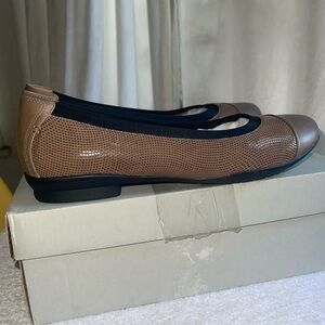 Clarks Women’s Neenah Garden Ballet Flat Pebble Interset Nubuck SZ 10W Brand New